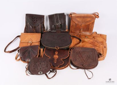 Lot de dix sacs en cuir de différents modèles...