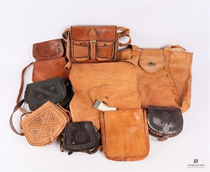 Lot de dix sacs en cuir de différents modèles...