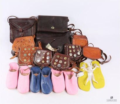 Lot comprenant dix sacs, trois paires de...