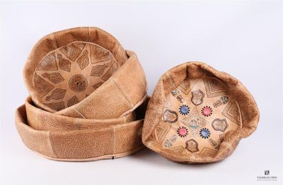 Lot de cinq housses de pouf en cuir de forme...