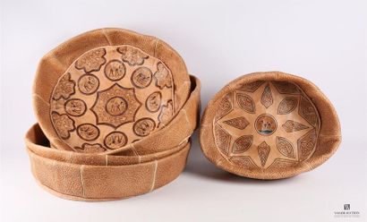 Lot de cinq housses de pouf en cuir de forme...