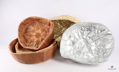 Lot de trois housses de pouf en cuir de forme...