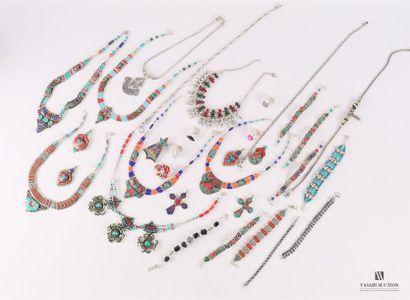Lot de bijoux fantaisies en métal argenté...