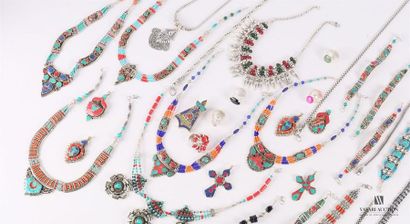 Lot de bijoux fantaisies en métal argenté...