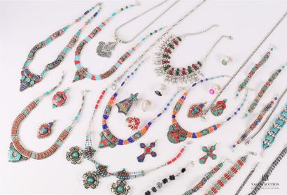 Lot de bijoux fantaisies en métal argenté...