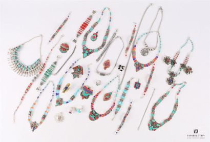 Lot de bijoux fantaisies en métal argenté...