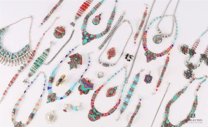 Lot de bijoux fantaisies en métal argenté...