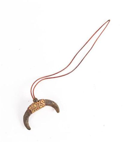 Amulette en cuir et corne avec tour de cou
Afrique...