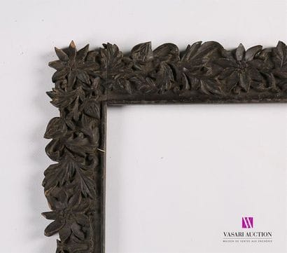 Cadre en bois sculpté et teinté à décor de...