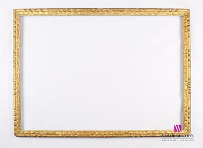 Cadre en bois et stuc mouluré à décor de...