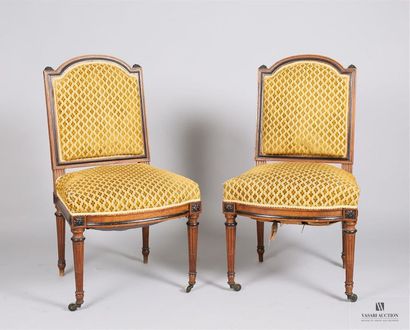Paire de chaises en bois naturel mouluré,...