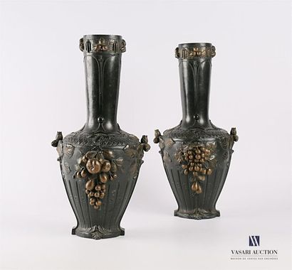 GUENARDEAU
Paire de vases en régule patiné...