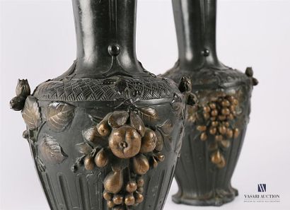 GUENARDEAU
Paire de vases en régule patiné...