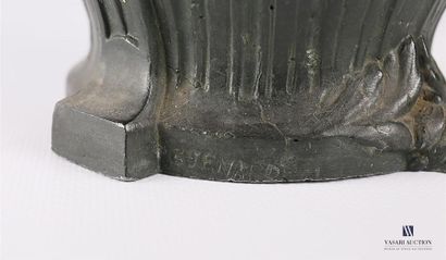GUENARDEAU
Paire de vases en régule patiné...