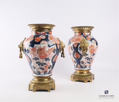 JAPON
Paire de vases en porcelaine de forme...