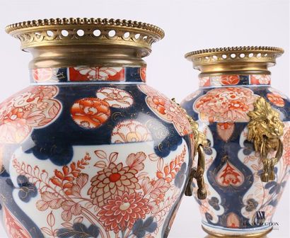 JAPON
Paire de vases en porcelaine de forme...