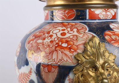 JAPON
Paire de vases en porcelaine de forme...