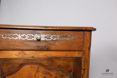 Buffet bas en bois naturel ouvrant par deux...