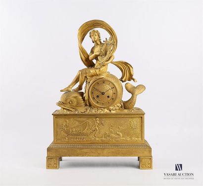 Pendule en bronze doré, le cadran de forme...