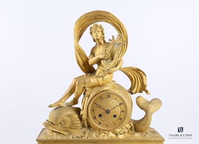 Pendule en bronze doré, le cadran de forme...