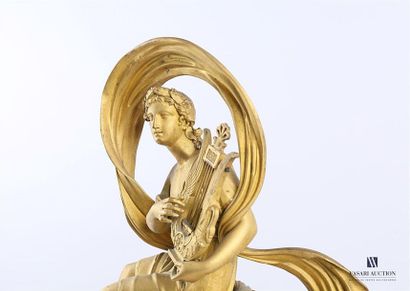 Pendule en bronze doré, le cadran de forme...