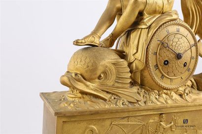 Pendule en bronze doré, le cadran de forme...