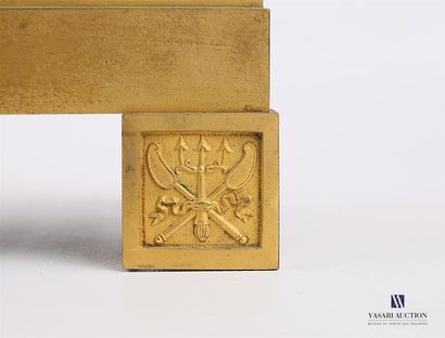 Pendule en bronze doré, le cadran de forme...