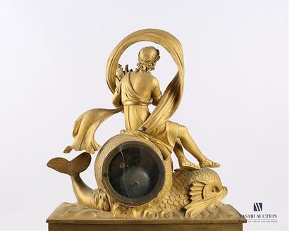 Pendule en bronze doré, le cadran de forme...