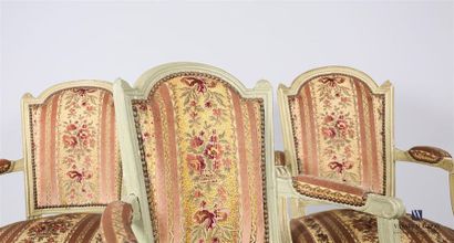Trois fauteuils de modèle similaires en bois...