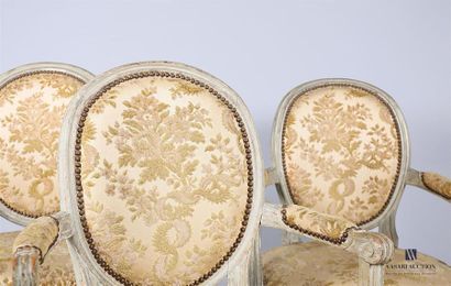 Trois fauteuils de modèle similaire en bois...
