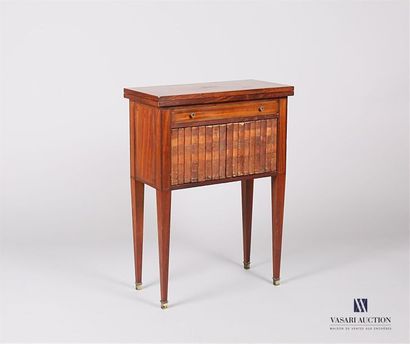 Table à couture ou à encas en acajou et bois...