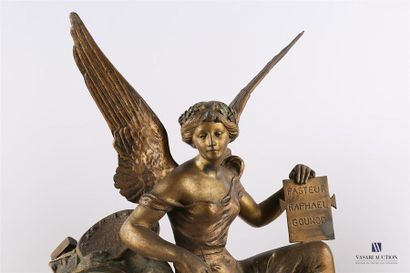 Garniture de cheminée en régule doré, le...