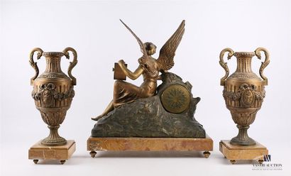 Garniture de cheminée en régule doré, le...