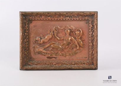 Paire de plaques en cuivre repoussé formant...