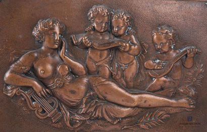 Paire de plaques en cuivre repoussé formant...