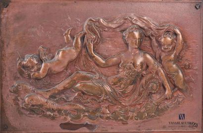 Paire de plaques en cuivre repoussé formant...