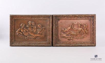 Paire de plaques en cuivre repoussé formant...