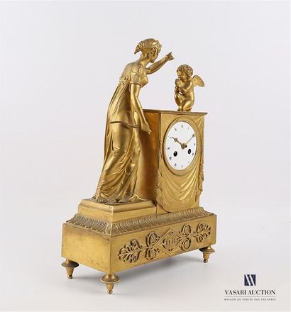 Pendule en bronze doré, le cadran de forme...