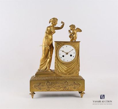 Pendule en bronze doré, le cadran de forme...