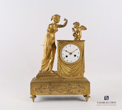 Pendule en bronze doré, le cadran de forme...