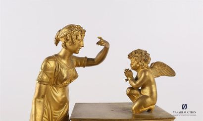 Pendule en bronze doré, le cadran de forme...