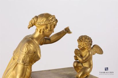 Pendule en bronze doré, le cadran de forme...