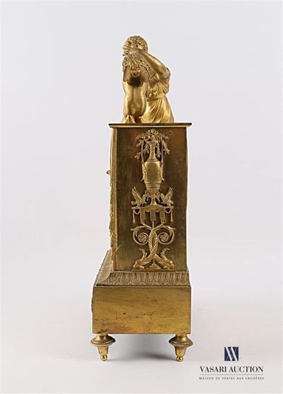 Pendule en bronze doré, le cadran de forme...