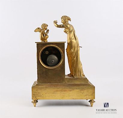 Pendule en bronze doré, le cadran de forme...