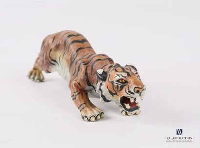 Sujet en bronze peint figurant un tigre rugissant...