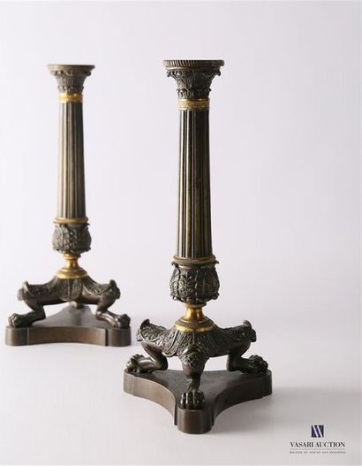 Paire de bougeoirs en bronze et laiton à...