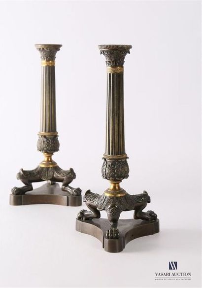 Paire de bougeoirs en bronze et laiton à...