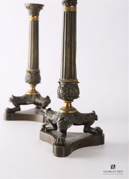 Paire de bougeoirs en bronze et laiton à...