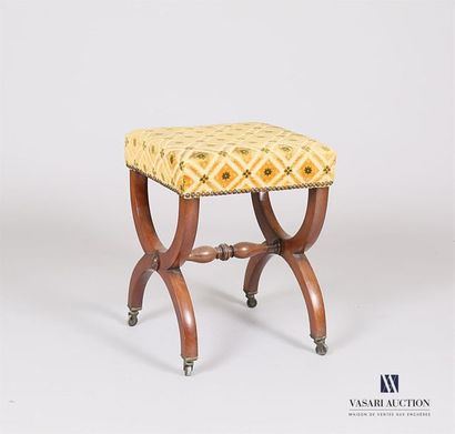 Tabouret en placage d'acajou, il repose sur...