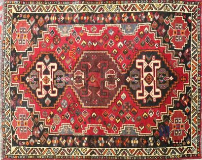 CHIRAZ
Tapis en laine à décor de motifs géométriques...